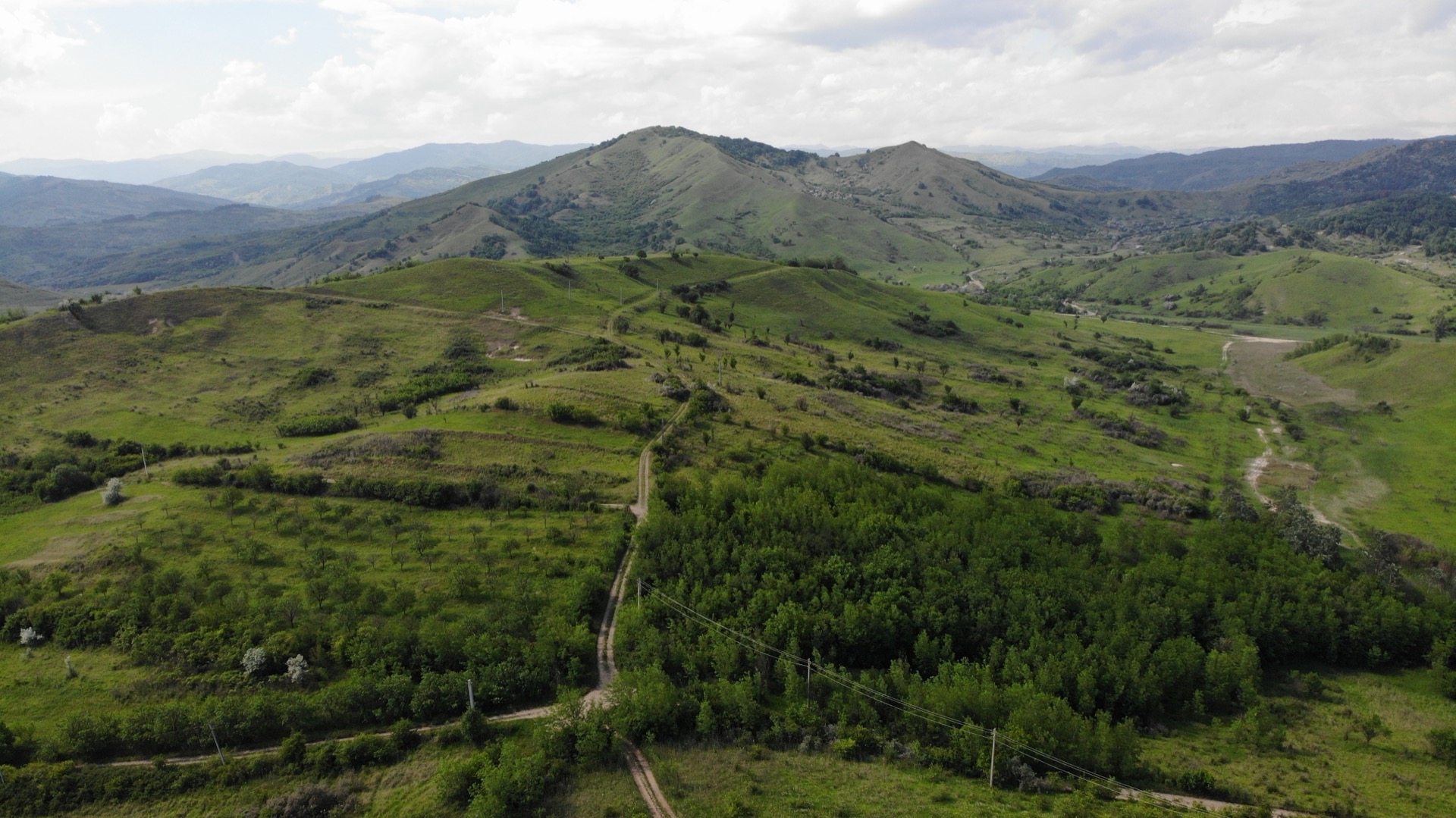 Livadă și dealuri în comuna Scorțoasa