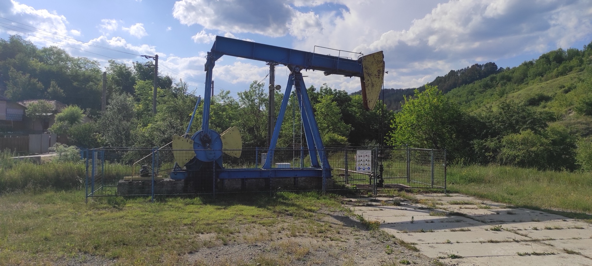 Sondă de petrol dezafectată, martoră a istoriei extracției petroliere din zonă