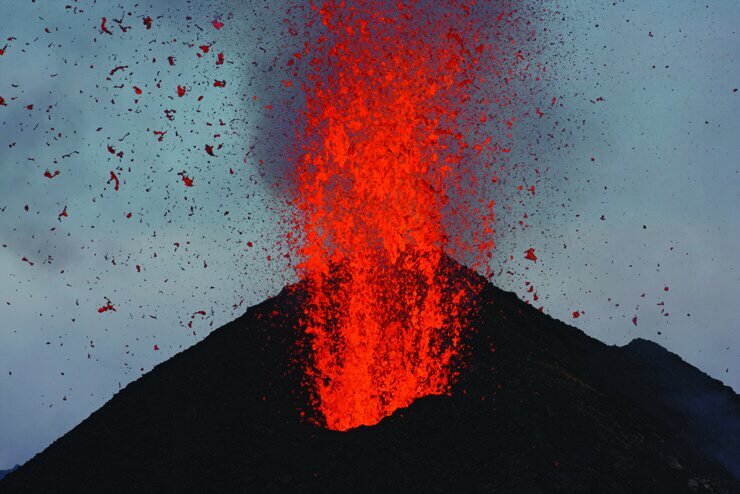 Erupție de lavă, vulcan magmatic