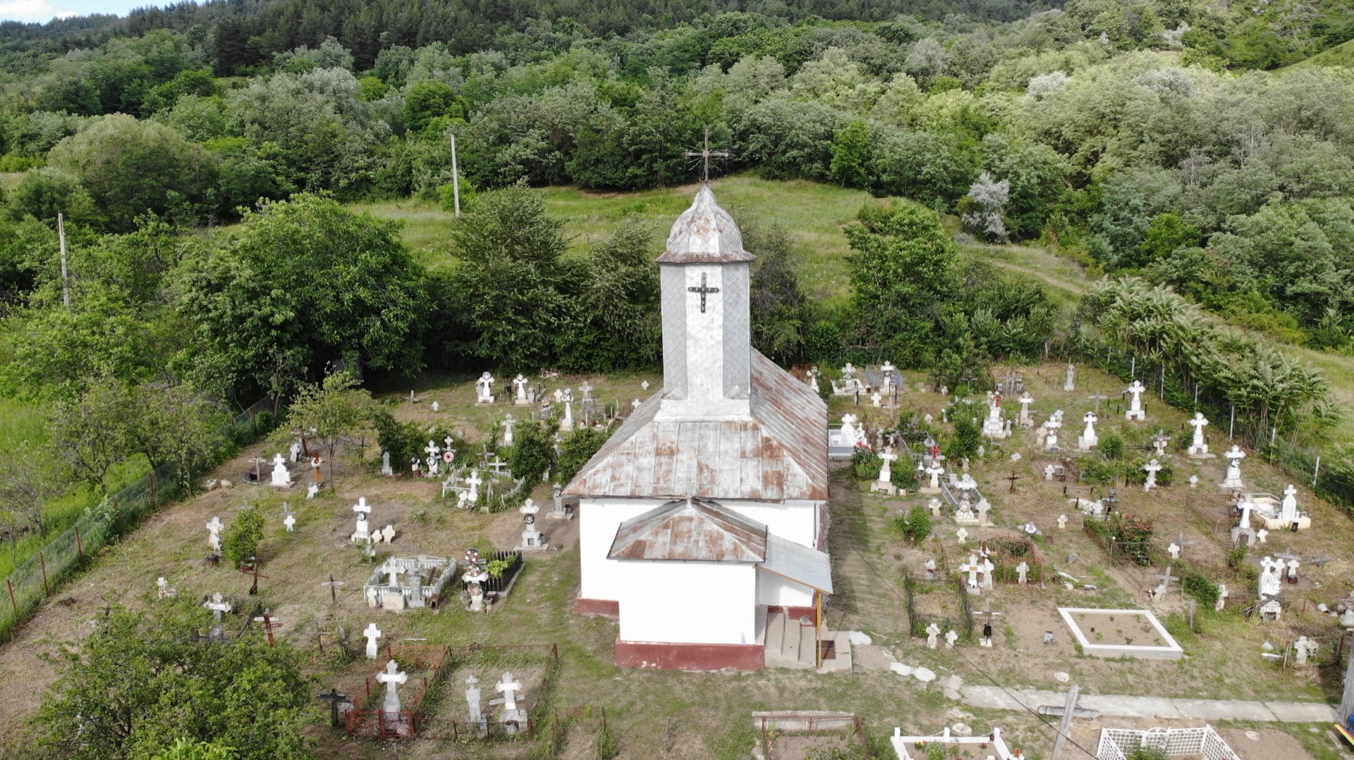 Biserica din Deleni și cimitirul