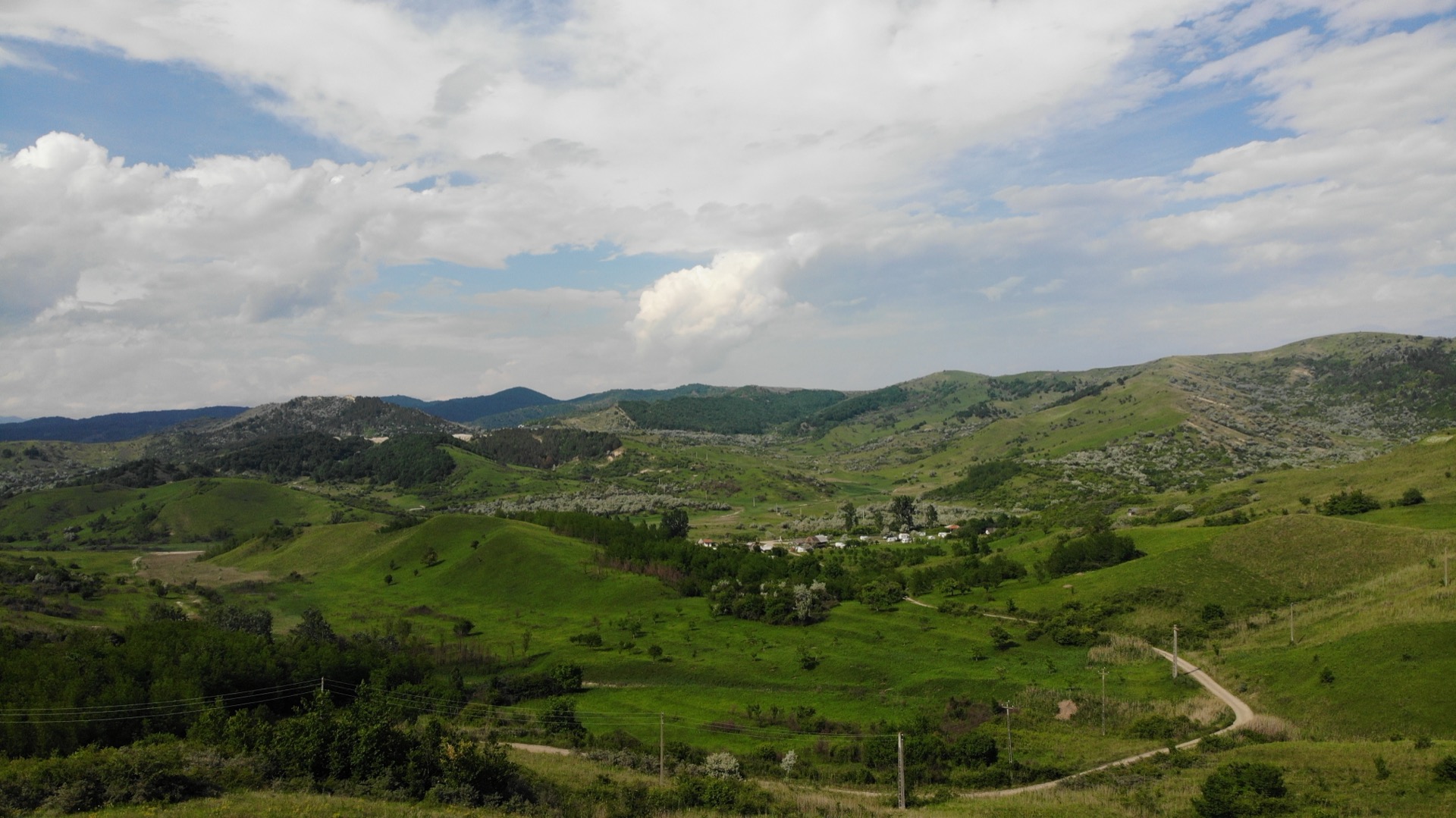 Vedere aeriană a văii, lângă satul Scorțoasa